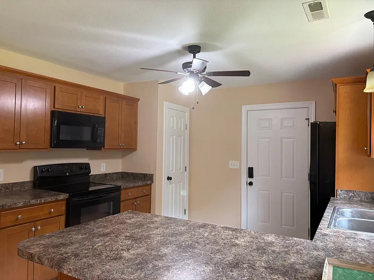 124 Deerfield Ln — Photo 2
