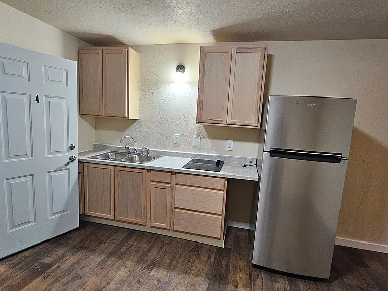 400 Railroad Ave — Photo 12