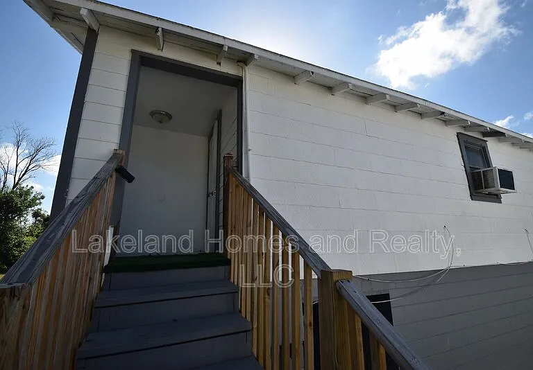 1060 1/2 E Wabash St — Photo 2