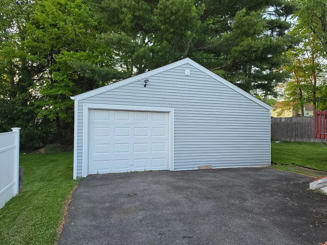 3 bed, 2.0 bath, 2240 sqft, $2,700 — Photo 2
