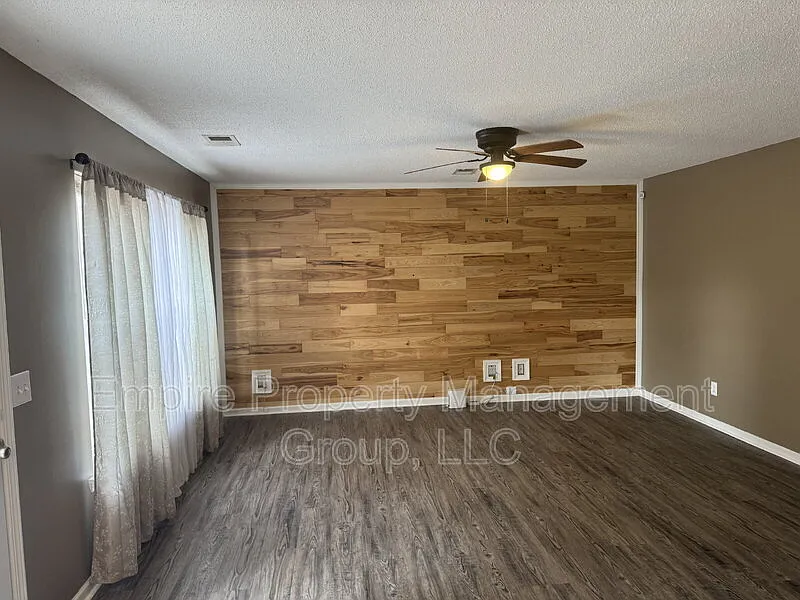 4 bed, 2.5 bath, 2300 sqft, $2,300 — Photo 2
