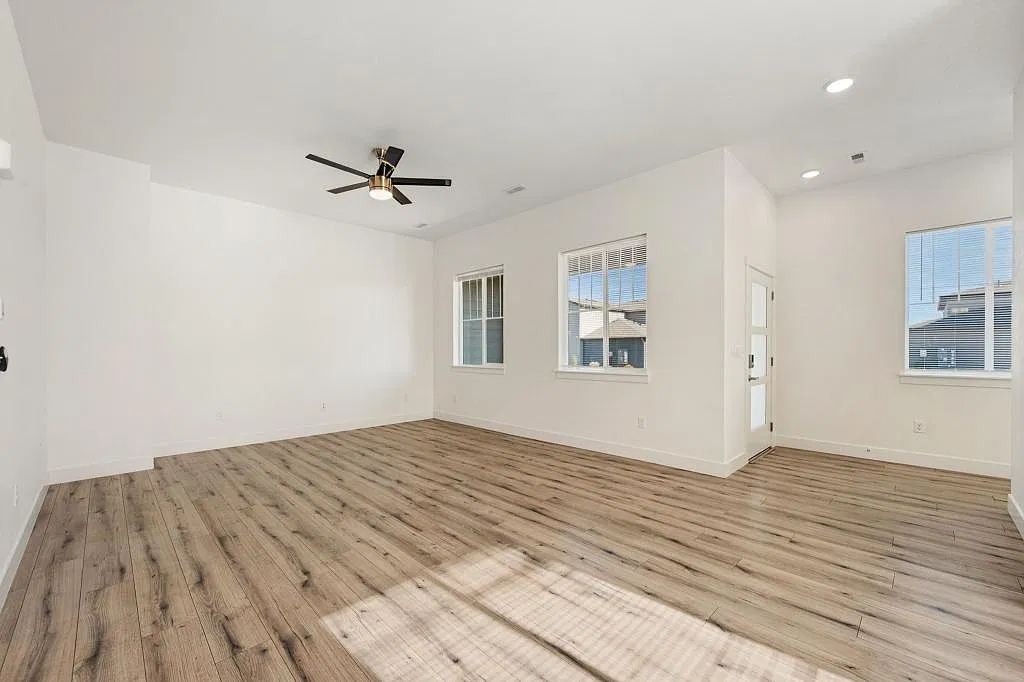 5093 McKinnon Ct — Photo 3