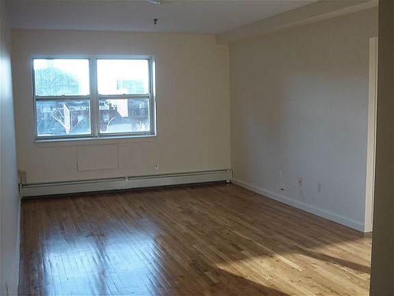 3rd image of 2520 Crescent St APT 2A