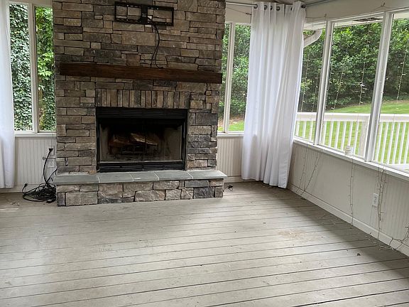 4th image of 3340 Breton Ct NE