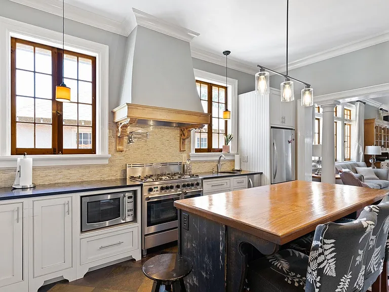 1806 Robert St — Photo 2