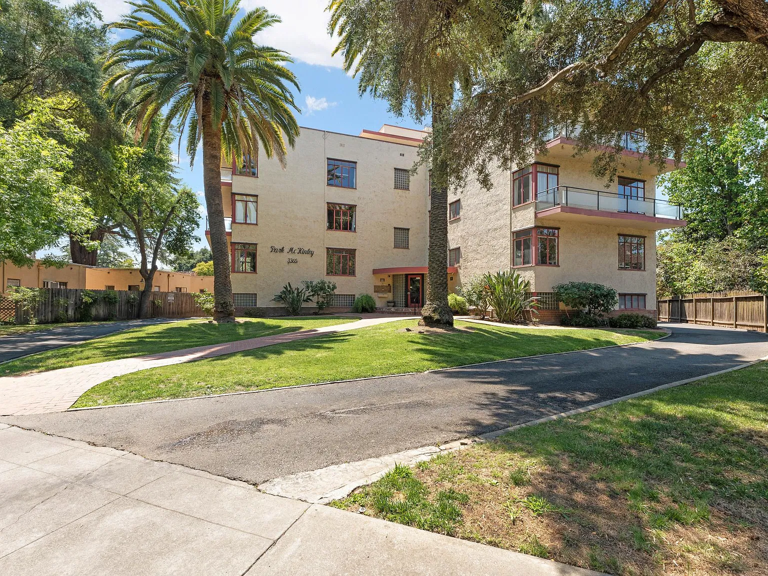 1 bed, 826 sqft, $1,900 — Photo 2