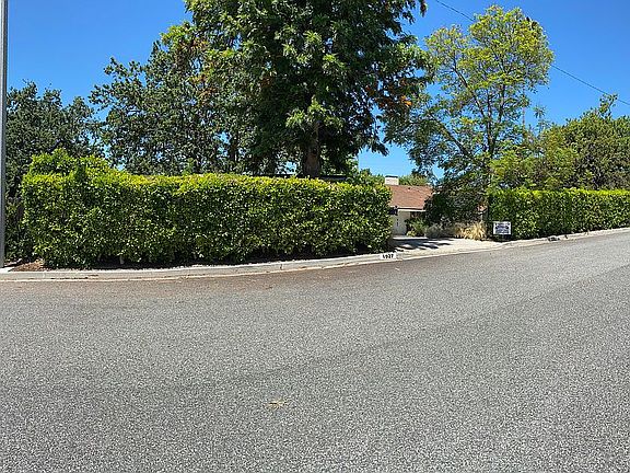 2nd image of 1927 Meadow View Ct