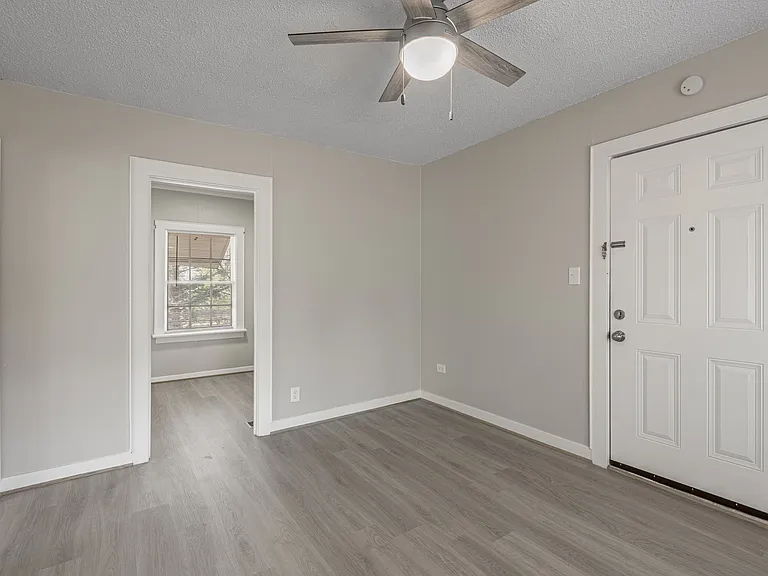 811 Sam Houston Ave #B — Photo 3