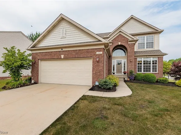 227 Lexington Cir, Broadview Heights, OH 44147
