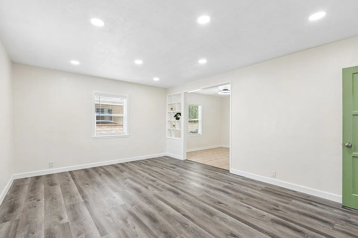 3 bed, 1.0 bath, 1300 sqft, $3,000 — Photo 4