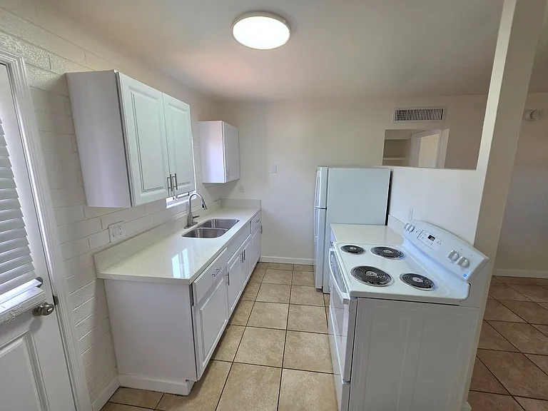 2602 N 14th Ave — Photo 17