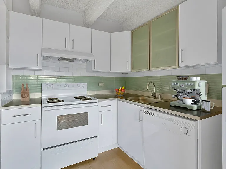 825 Dahlia — Photo 4