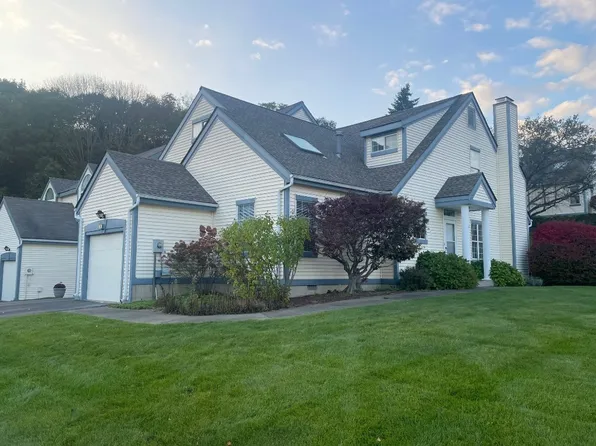 2 Denver Ct W, Endicott, NY 13760