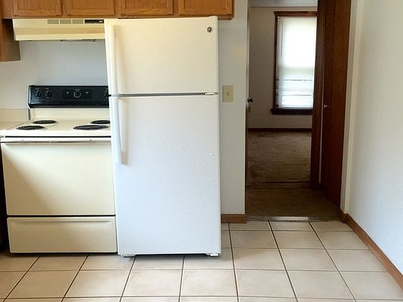 4th image of 202 College Pl APT 2