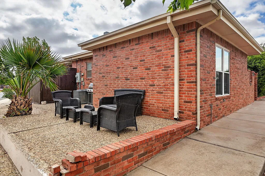 2 bed, 3.0 bath, 2272 sqft, $3,500 — Photo 2