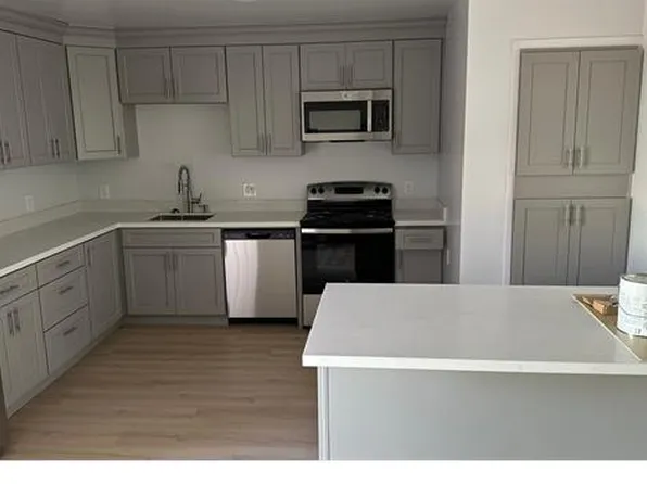 587 105th Ave #8, Oakland, CA 94603