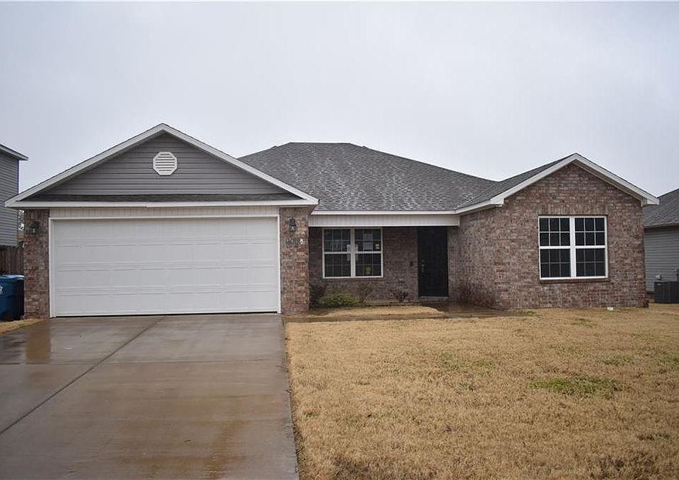 1st image of 900 SW Loudon Dr