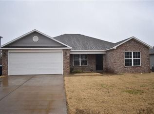 900 SW Loudon Dr, Bentonville, AR 72712