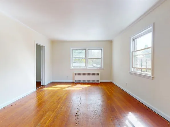 124-01 Hillside Avenue image 9 of 20