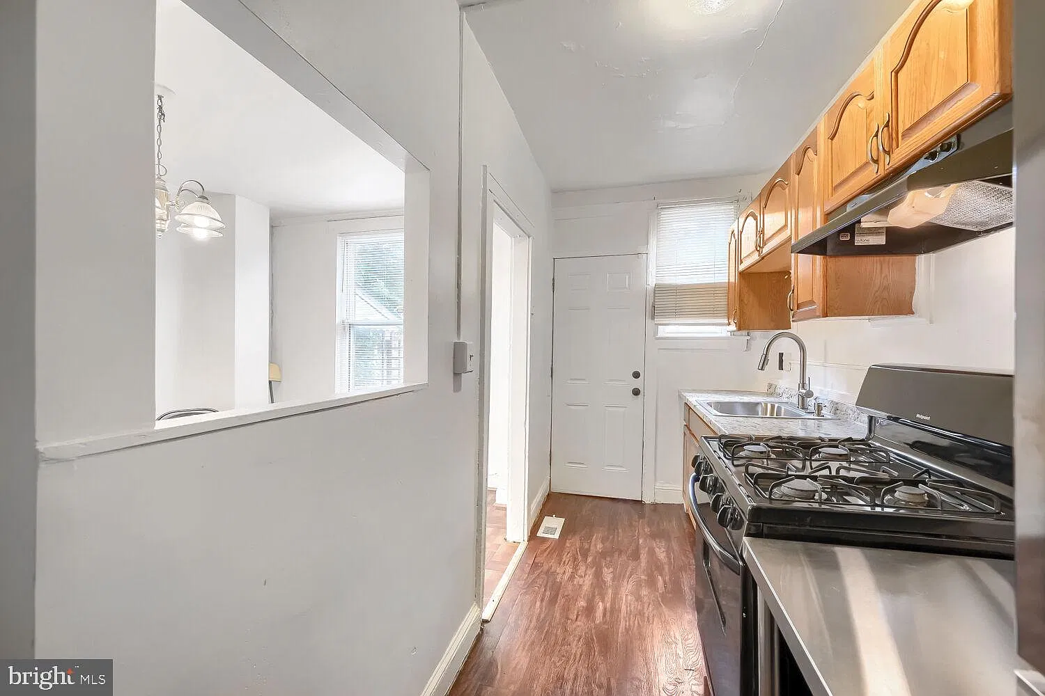 3 bed, 1.0 bath, 896 sqft, $1,400 — Photo 4