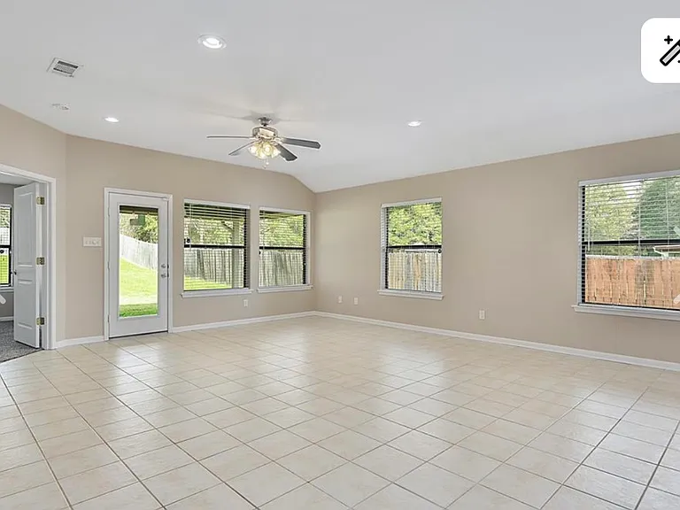 133 E Mosley Ln — Photo 4