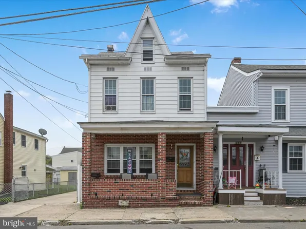 210 N Mill St, Saint Clair, PA 17970