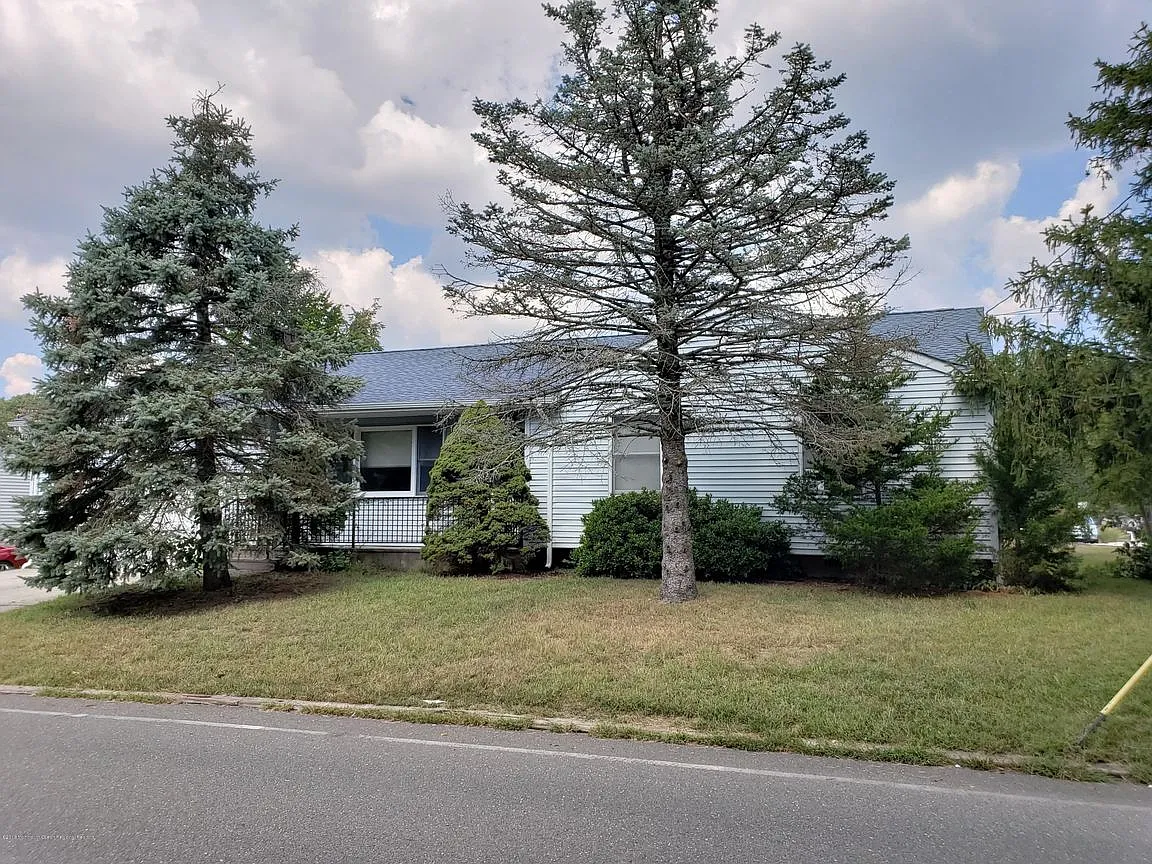 68 Maple St photo 1