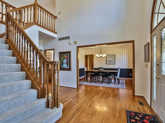 5th image of 216 Sentry Hill Dr