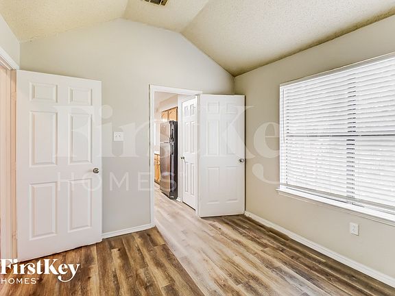 5th image of 936 Bluffview Dr
