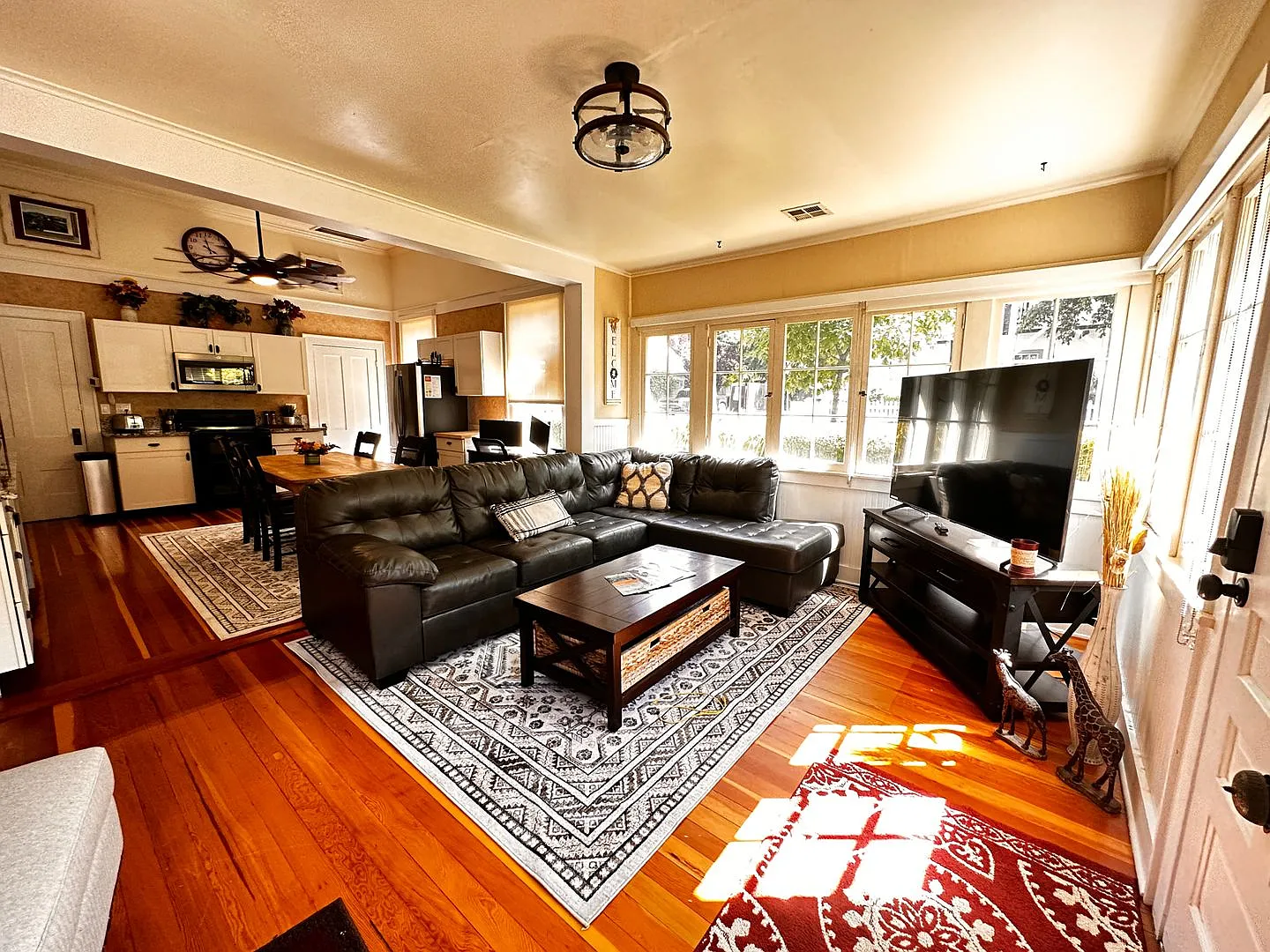 Sun Cottage Fully Furnished Bright Spacious Cottage in the Heart of Jacksonville $300 Utility Fee — Photo 3