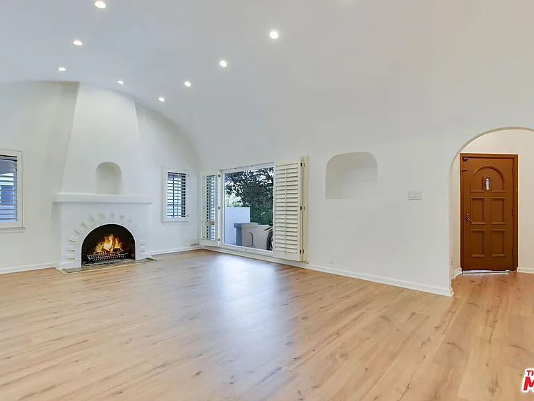 344 S Swall Dr — Photo 6