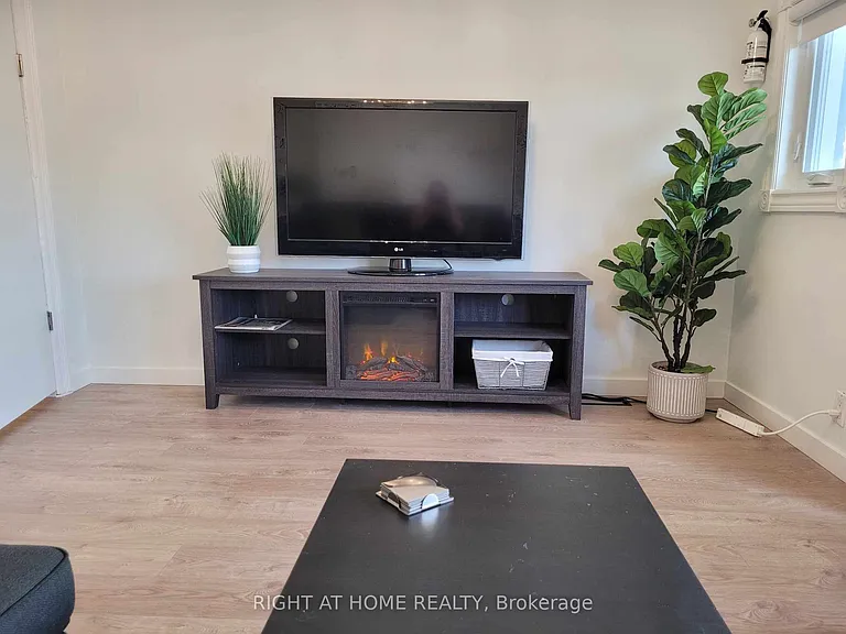 1054 Dufferin St #2 — Photo 4