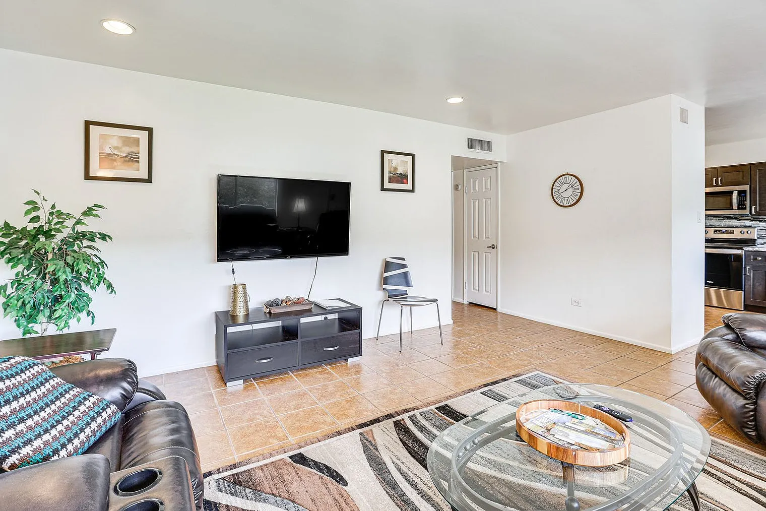 2 bed, 1.0 bath, 979 sqft, $2,689 — Photo 4
