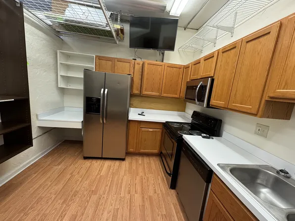 16101 Waterloo Rd, Cleveland, OH 44110