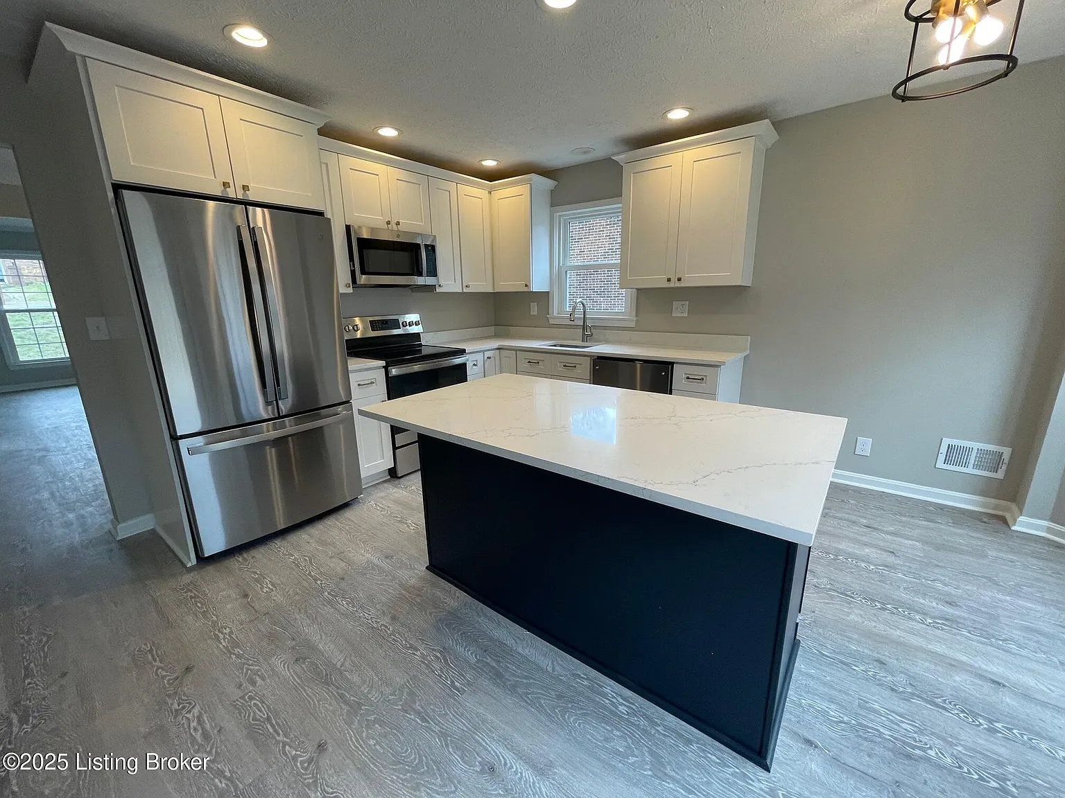 4 bed, 3.0 bath, 3150 sqft, $2,600 — Photo 2
