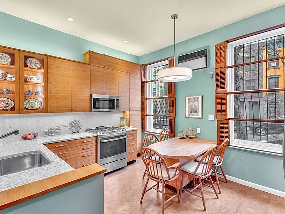 2nd image of 107 Wyckoff St Floor 1