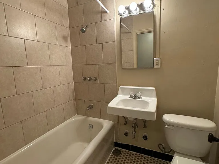 Spacious Units in a Vintage Brick Building- Walk to Seattle Center, Shops,and Restaurants! — Photo 16