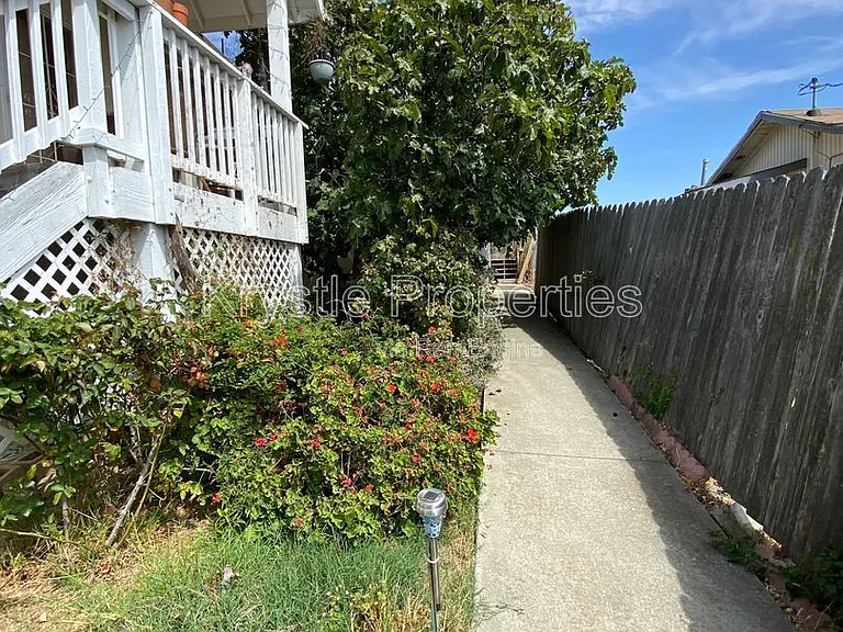 544 Porter St — Photo 3