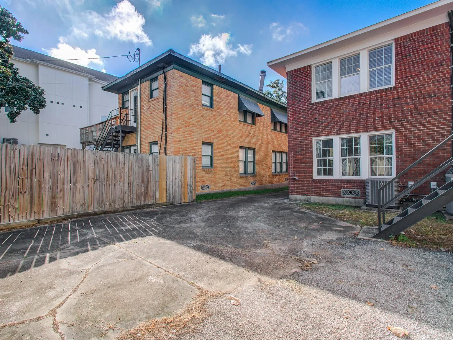 4 bed, 2.0 bath, 2548 sqft, $3,790 — Photo 4