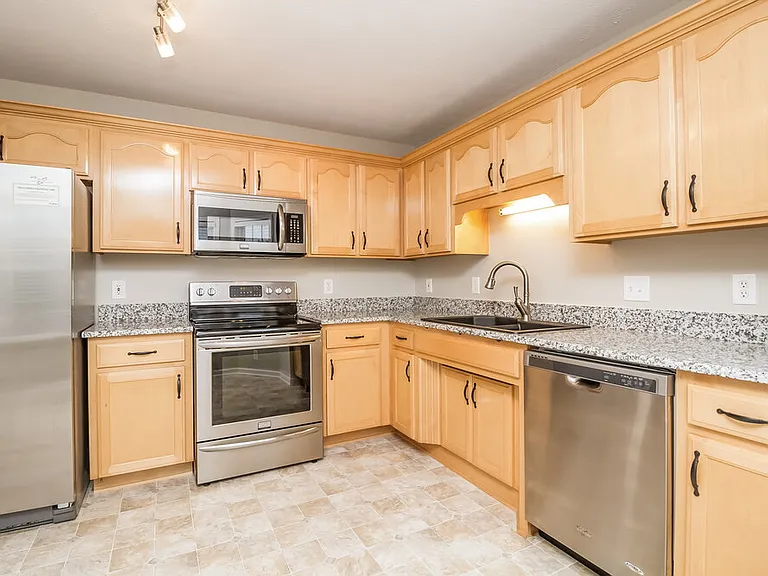 2910 Iona Dr — Photo 6