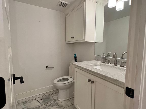 Powder room/Half bathroom