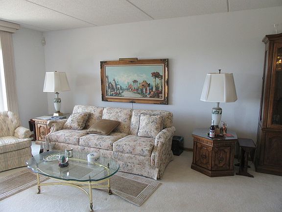 5th image of 6701 N Milwaukee Ave APT 601