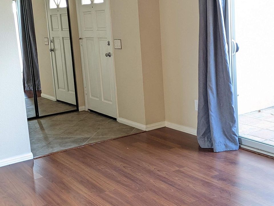 Livingroom/entry/patio door