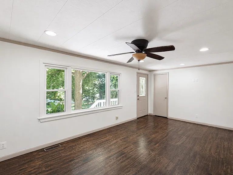 1042 Floral Ct — Photo 13