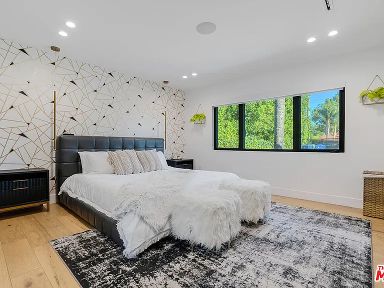 22745 Erwin St — Photo 8