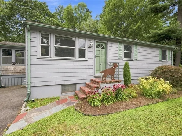 8 Cross St, Halifax, MA 02338