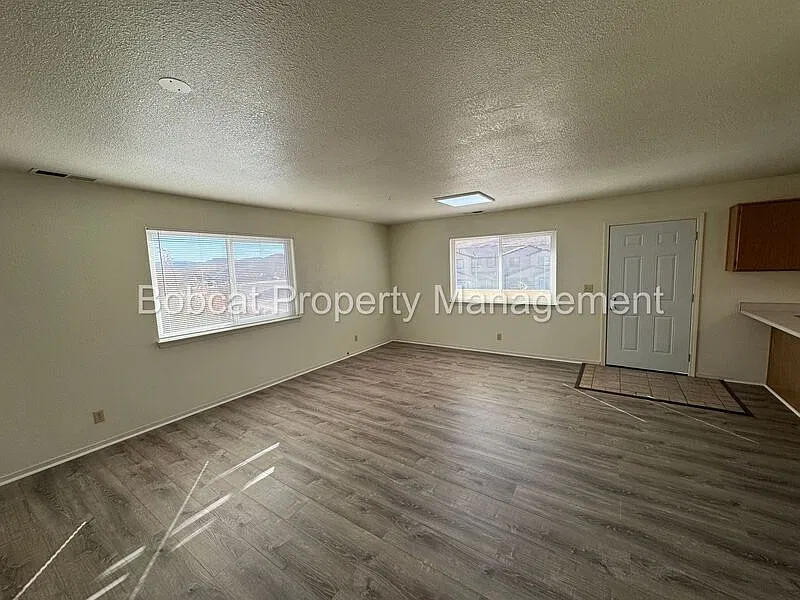 2 bed, 1.0 bath, 924 sqft, $1,445 — Photo 2