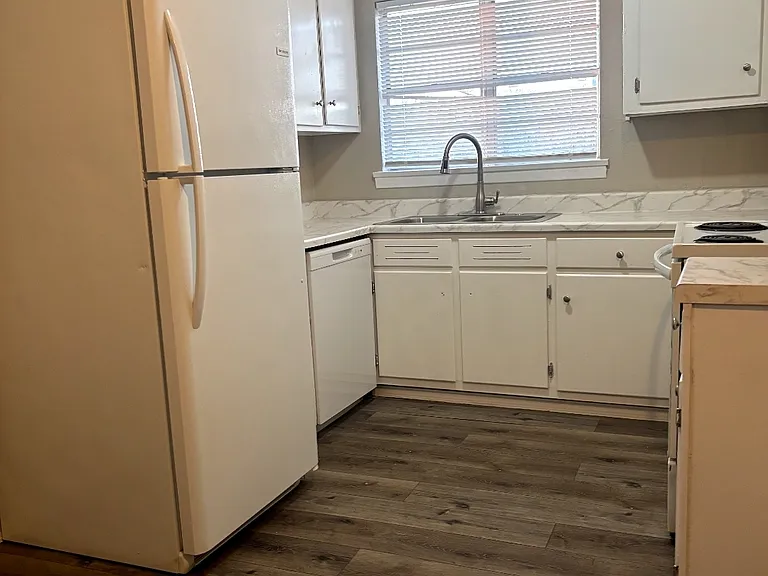 57 Mundt St #B — Photo 5