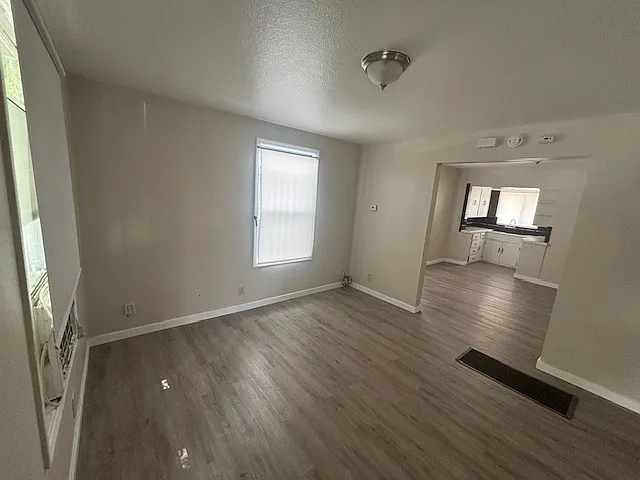 445 E Hawthorne St — Photo 2