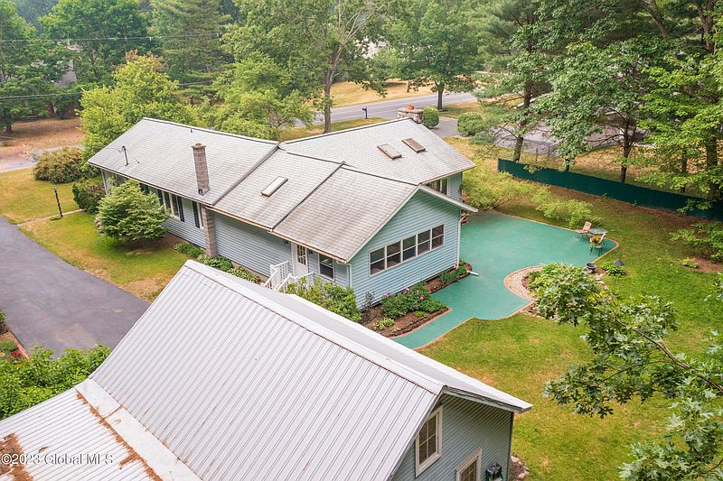 3rd image of 40 Jones Road